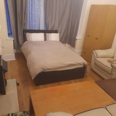 Big Room With Free Parking